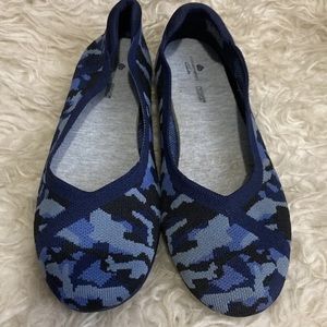 11-8 Clarks Cloudsteppers Blue print Flats Shoes 10 Camo